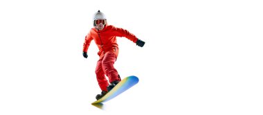Aktif bir adamın portresi, snowboard 'a binen üniformalı bir snowboardcu beyaz stüdyo arka planında izole edilmiş. Pankart, broşür. Kış sporu kavramı, aksiyon, hareket, hobi, boş zaman, rekabet