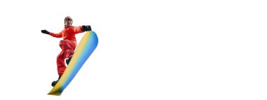 Aktif bir adamın portresi, snowboard 'a binen üniformalı bir snowboardcu beyaz stüdyo arka planında izole edilmiş. Pankart, broşür. Kış sporu, eylem, hareket, hobi, boş zaman kavramı