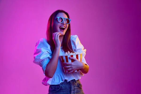 Comedy Laugh Portrait Young Emotive Girl Posing Glasses Popcorn Basket — Foto de Stock