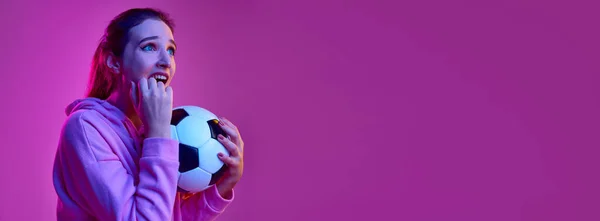 紧张的感觉 年轻多愁善感的女孩在霓虹灯下摆出足球背景的画像 传单青春 生活方式 面部表情的概念 — 图库照片