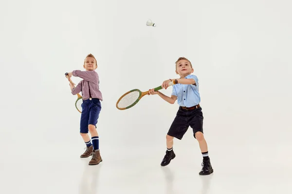 Två Pojkar Barn Klassiska Retro Kläder Spelar Badminton Över Grå — Stockfoto