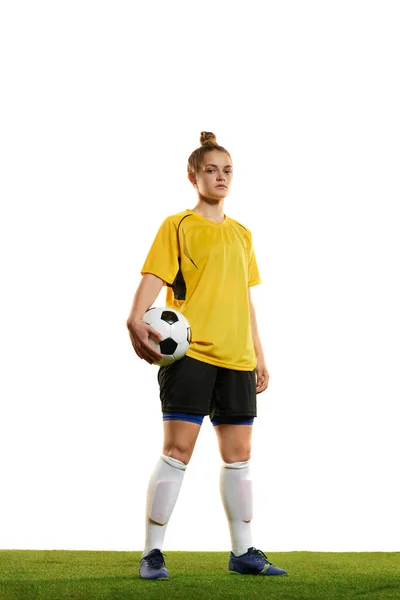 Genç Bir Kadın Profesyonel Bayan Futbol Oyuncusu Sarı Üniformalı Futbolcu — Stok fotoğraf