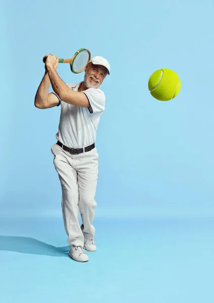 Tenis Kulübü Üyesi Beyaz Takım Elbiseli Yakışıklı Bir Adamın Portresi — Stok fotoğraf