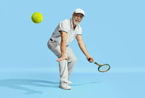 Счастливый Взгляд Портрет Красивого Пожилого Мужчины Стильном Белом Наряде Играющего — стоковое фото