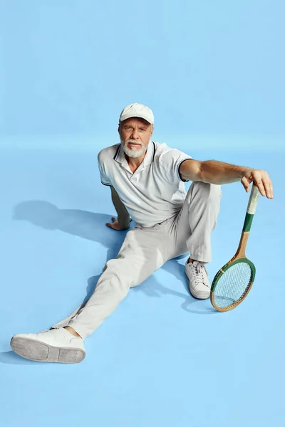 Portrait Handsome Senior Man Stylish White Outfit Sitting Posing Tennis — Zdjęcie stockowe