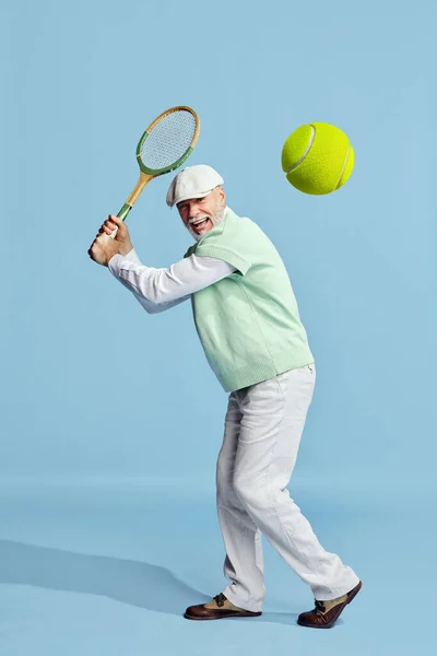 Mutluyum Şık Giyinmiş Tenis Oynayan Mavi Arka Planda Top Servis — Stok fotoğraf