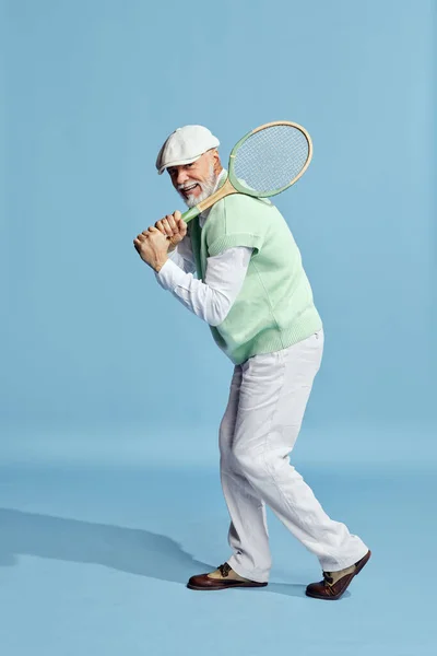 Весело Портрет Красивого Пожилого Мужчины Стильном Наряде Играющего Теннис Синем — стоковое фото