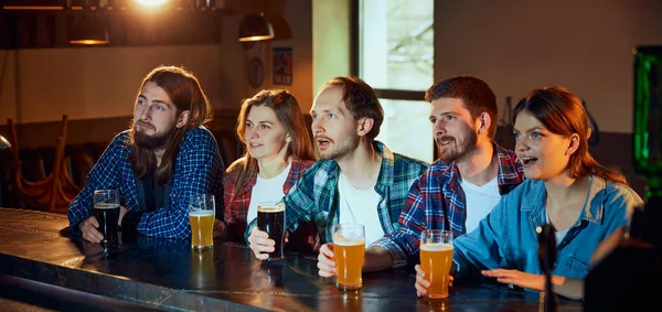 Friends Young People Men Women Watching Match Pub Fans Emotionally — Stock fotografie