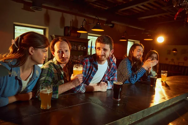 Betting Group Young People Men Women Meeting Pub Watch Sport — Stockfoto