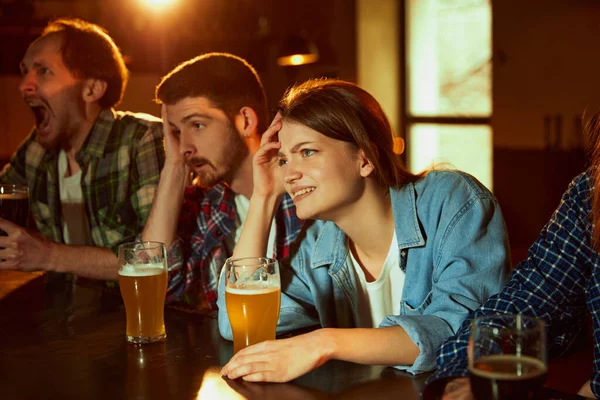一群年轻人 朋友们在酒吧见面看体育比赛的翻译 输的游戏 紧张的情绪 锦标赛 比赛翻译 喝啤酒 — 图库照片