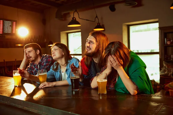 Friends Sport Fans Meeting Pub Watch Match Drink Beer Feeling — Foto Stock