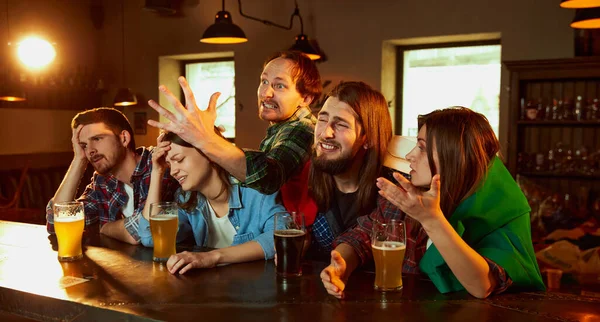 一群年轻人 男人和女人在酒吧观看比赛 粉丝们在感情上鼓舞着最喜爱的运动队 很有表现力比赛 锦标赛 比赛翻译 — 图库照片