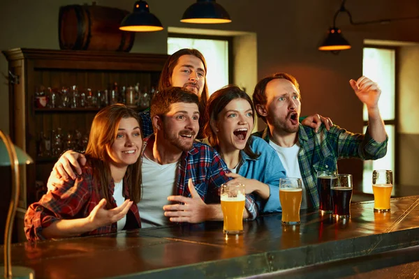 一群年轻人 男人和女人在酒吧观看比赛 粉丝们在感情上鼓舞着最喜爱的运动队 快乐和兴奋比赛 锦标赛 比赛翻译 — 图库照片