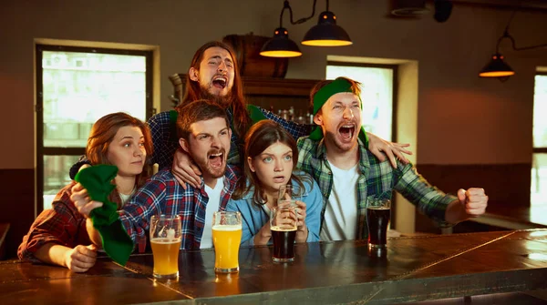 Group Emotive Young People Men Women Watching Match Pub Fans — Stockfoto