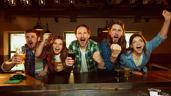 Group Young People Friends Emotionally Watching Match Pub Fans Cheering — Stockfoto