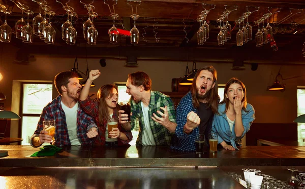 Aktif Emosional Orang Teman Teman Bertemu Pub Untuk Menonton Pertandingan — Stok Foto