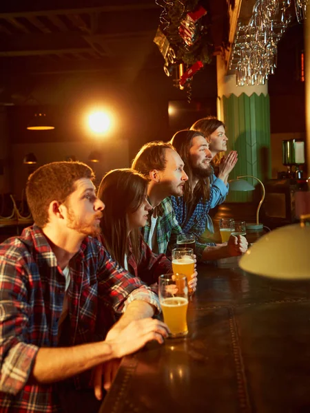 Ungdomar Män Och Kvinnor Tittar Känslomässigt Matchen Puben Tense Game — Stockfoto