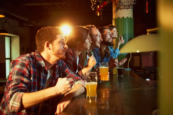 年轻人 朋友们聚在一起在酒吧看比赛 喝啤酒 粉丝们在感情上鼓舞着最喜爱的运动队 赢的时刻 锦标赛 比赛翻译 — 图库照片
