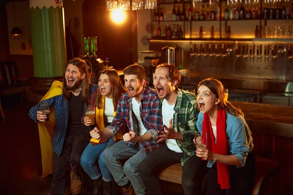 Young People Friends Sitting Pub Emotionally Watching Online Game Translation — Stockfoto