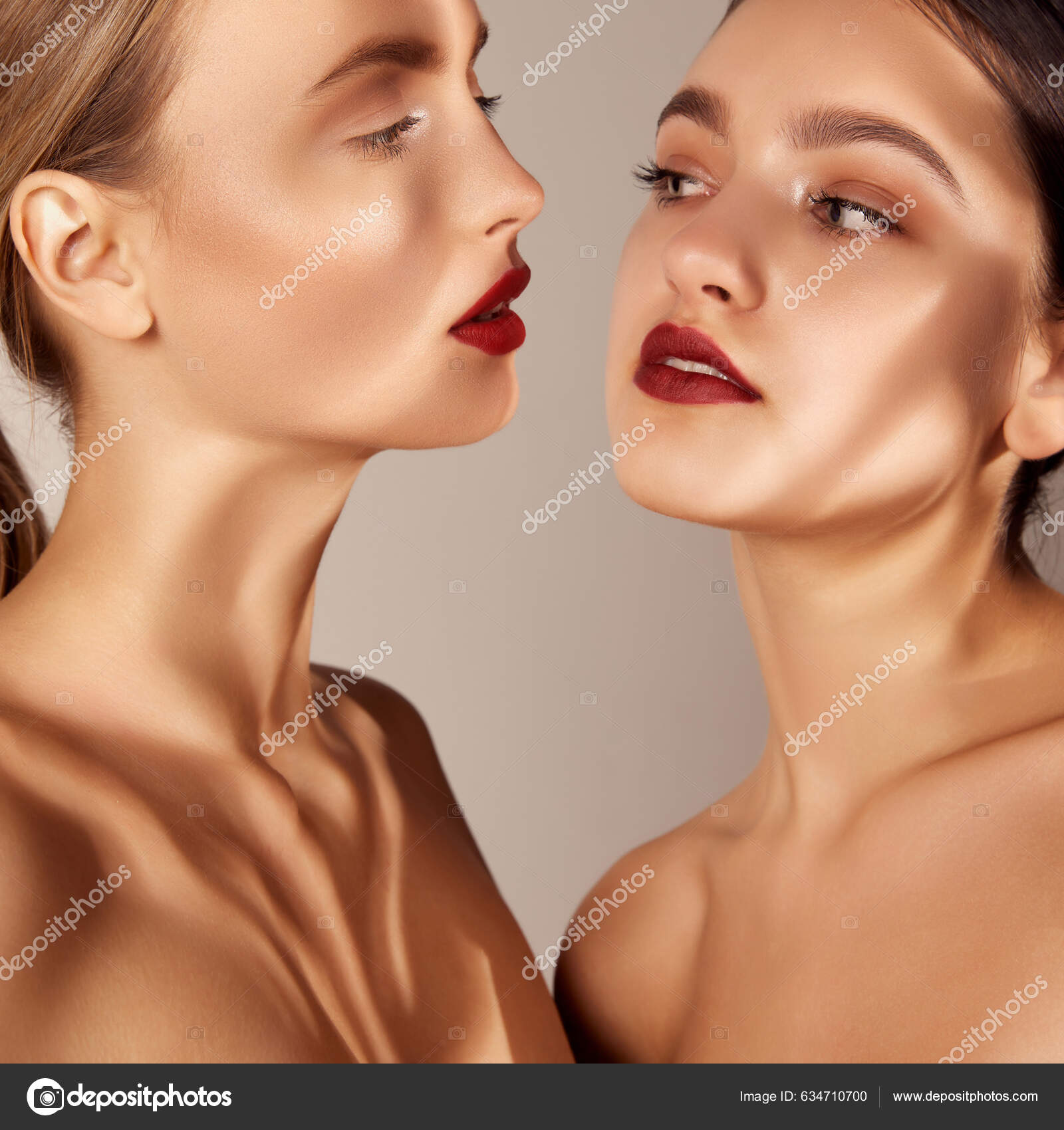 Хорошо Сохранившаяся Кожа Портрет Двух Молодых Красивых Девушек.