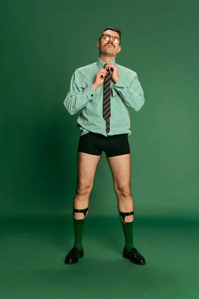 野蛮的男人 穿着衬衫 打着领带的内衣裤的商人的肖像 在绿色的工作室背景下装腔作势 面部表情 时尚的概念 — 图库照片