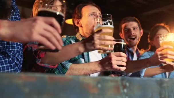 Friends Young People Men Women Emotionally Watching Match Pub Drinking — Vídeo de Stock
