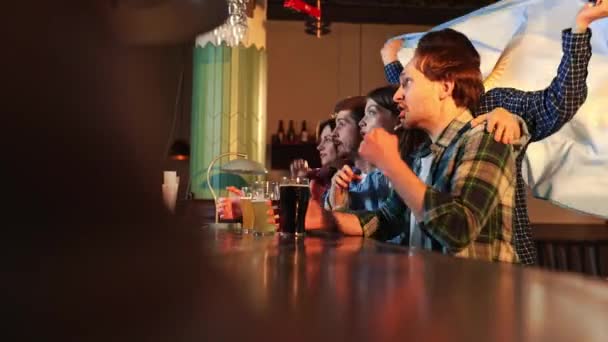 一群年轻人 男人和女人在酒吧观看比赛 粉丝们在感情上鼓舞着最喜爱的运动队 阿根廷 锦标赛 比赛翻译 喝啤酒 — 图库视频影像