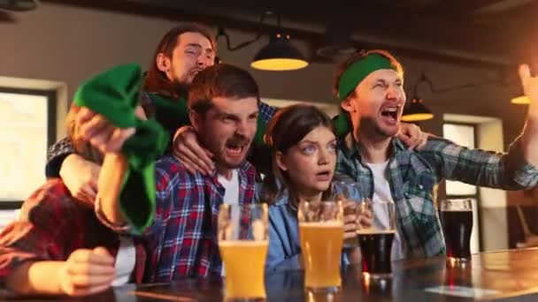 一群情绪化的年轻人 男人和女人在酒吧看比赛 粉丝们在感情上鼓舞着最喜爱的运动队 情绪的多样性 锦标赛 比赛翻译 — 图库视频影像