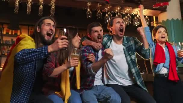 Friends Young People Men Women Watching Football Match Pub Fans — Vídeo de Stock