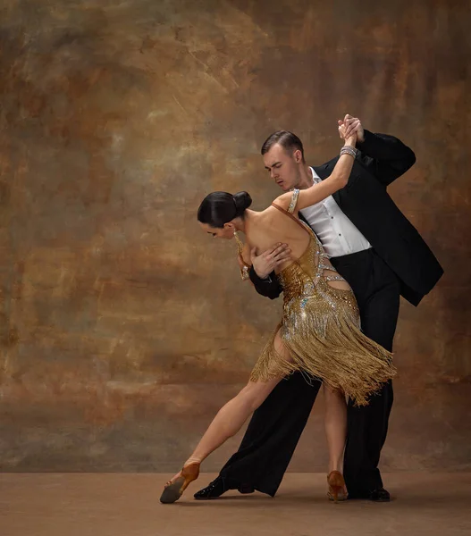 Golden Dress Attraction Man Woman Professional Tango Dancers Stylish Beautiful —  Fotos de Stock