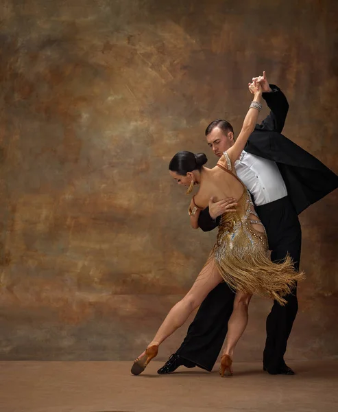 Man Woman Professional Tango Dancers Stylish Stage Costumes Performing Dark — Stock Photo, Image