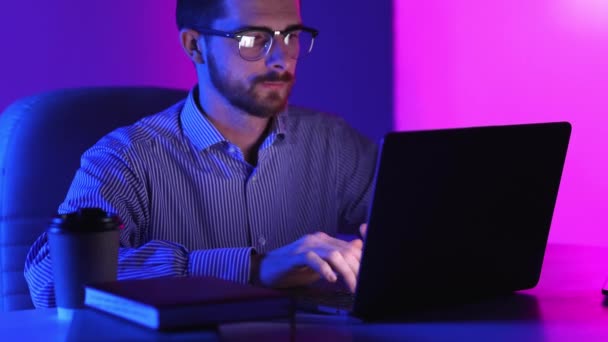 Businessman Glasses Looking Screen Computer Reflection Eyewear Working Laptop Analytics — стоковое видео