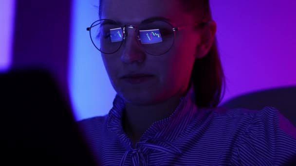 Focused Business Woman Eyeglass Working Looking Laptop Screen Reflecting Analytics — Stockvideo