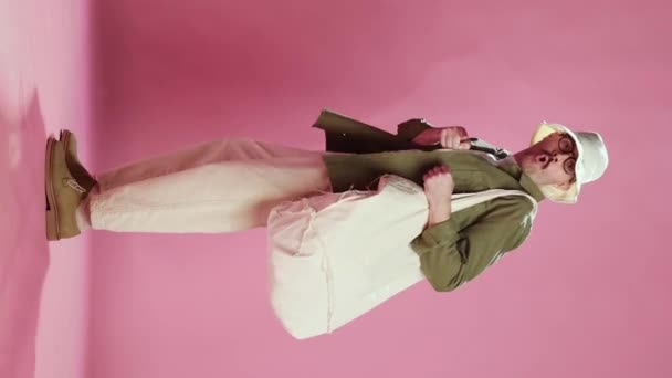 Boo Emotional Stylish Man Comfortable Clothes Panama Walking Dancing Pink — Vídeos de Stock