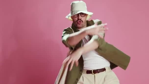 Hip Hop Dancer Funny Emotional Man Comfortable Casual Clothes Making — Vídeos de Stock