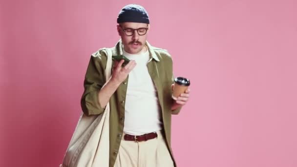 Stylish Man Casual Clothes Hat Big Shopper Bag Walking Recording — Stock video