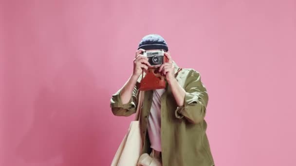 Journalist Tourist Active Stylish Man Taking Photos Vintage Camera Pink — Wideo stockowe