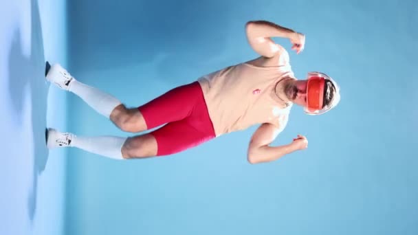 Funny Dance Moves Emotive Man Retro Sportive Clothes Bike Shorts — Stockvideo