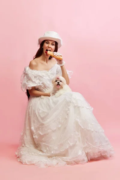 Eating Hotdog Portrait Beautiful Lady White Vintage Dress Posing Dog — Stockfoto