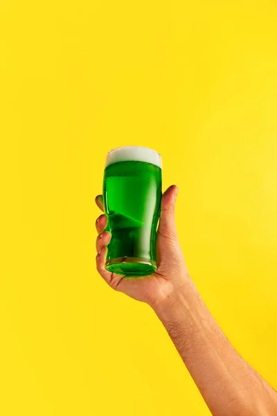 Male Hand Holding Glass Green Foamy Chill Beer Yellow Background — Fotografia de Stock