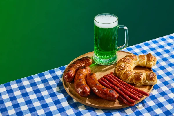 Mug Foamy Green Beer Plate Grilled Sausages Buns Checkered Tablecloth — Stockfoto