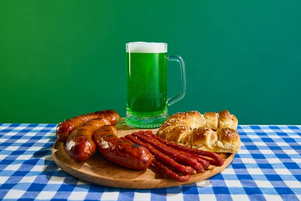 Mug Foamy Green Beer Plate Grilled Sausages Buns Checkered Tablecloth — Stockfoto