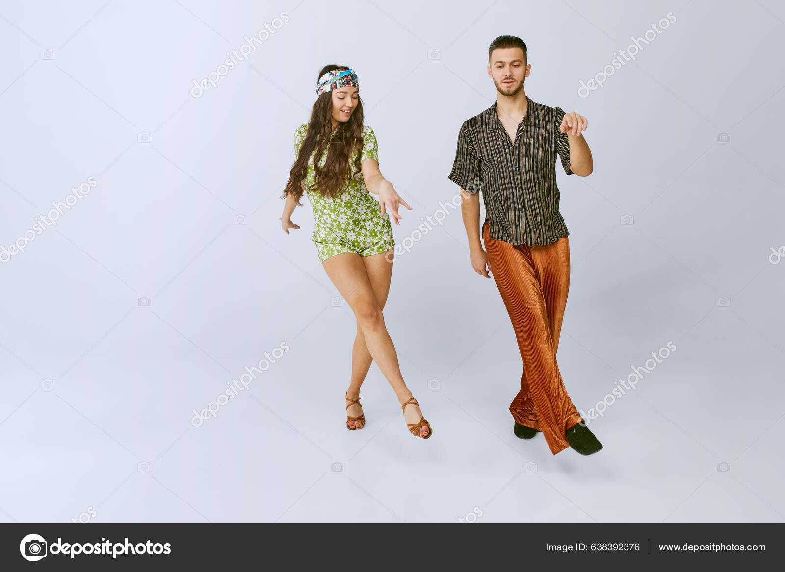 一步一步年轻有才华的迪斯科舞蹈家男男女女穿着时髦的复古服装跳舞在灰色的工作室背景下表演70年代时尚业余爱好创造力嬉皮士美国文化——, image size:1600x1167