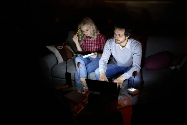 Freelance Education Man Woman Couple Sitting Sofa Home Evening Studying — Stock Photo, Image