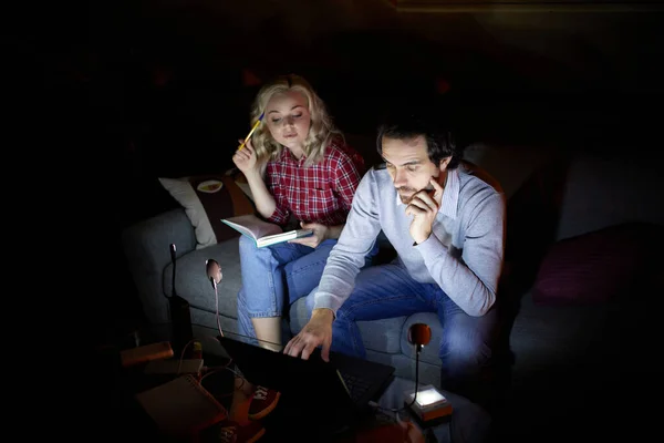 Man Woman Couple Sitting Sofa Home Evening Studying Working Little — ストック写真
