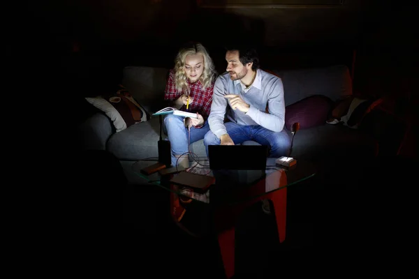 Man Woman Couple Sitting Sofa Home Evening Studying Working Little — Stock Photo, Image