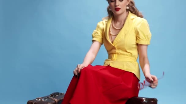 Hot Day Travelling Beautiful Stylish Young Girl Yellow Shirt Red — Wideo stockowe
