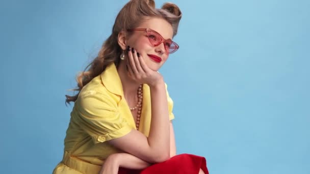 Sním Dovolené Krásná Mladá Blondýnka Stylovým Účesem Žluté Košili Pózuje — Stock video