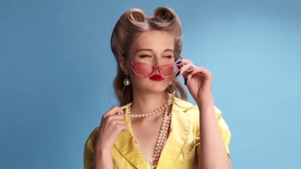 Flirty Look Stylish Beautiful Blonde Girl Posing Trendy Sunglasses Blue — Stockvideo