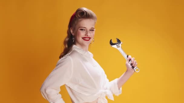 Opravuji Krásná Usmívající Mladá Blondýnka Bílé Košili Pózuje Nástrojem Přes — Stock video